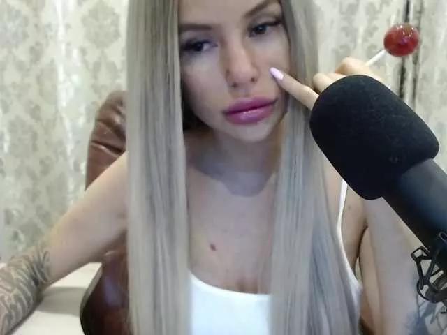 Foxymoxy19 on BongaCams 