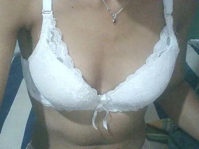 Noemie28 on BongaCams 