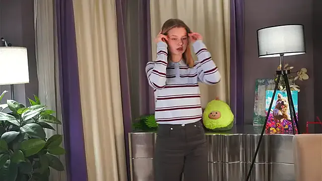 sc MaryDanielss is p MaryDanielss — air kiss